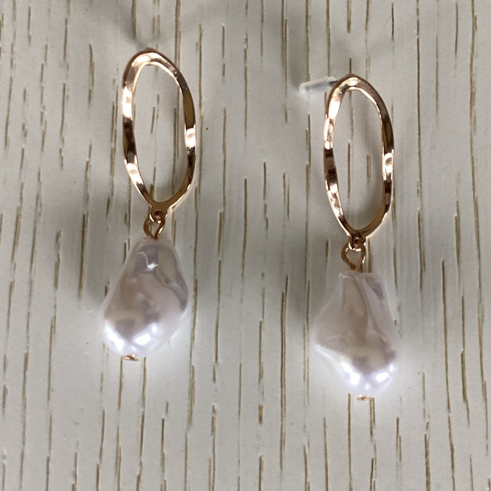 Earrings gold tone with mother of perl